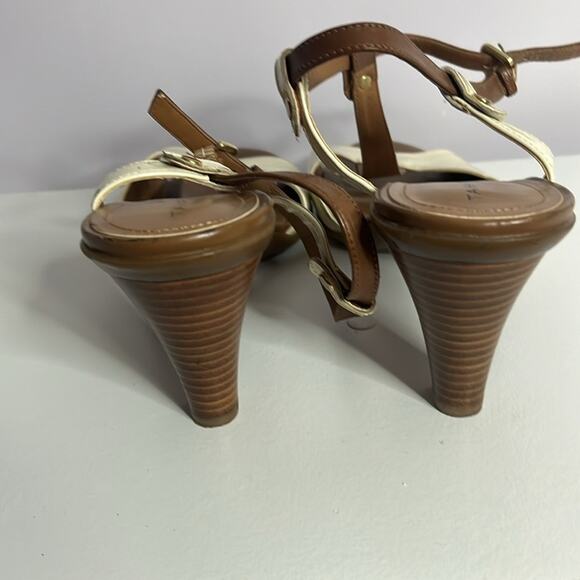 Tahari Betsy T- strap Patent Leather Sandal size 9.5 Cream and Tan GUC - Picture 3 of 9